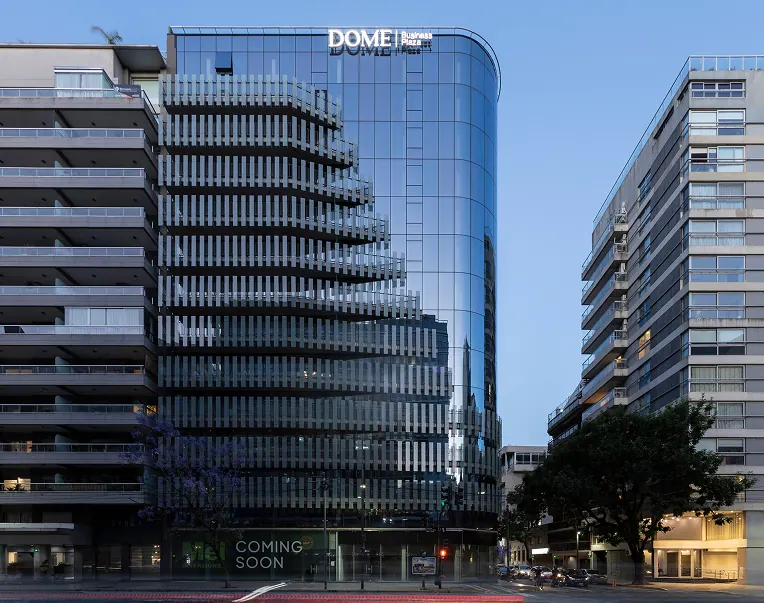 Fachada de DOME Business Plaza, sede de ADN Developers sobre Av. del Libertador