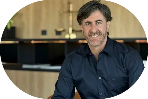Retrato de Elbio Stoler, fundador y director de ADN Developers